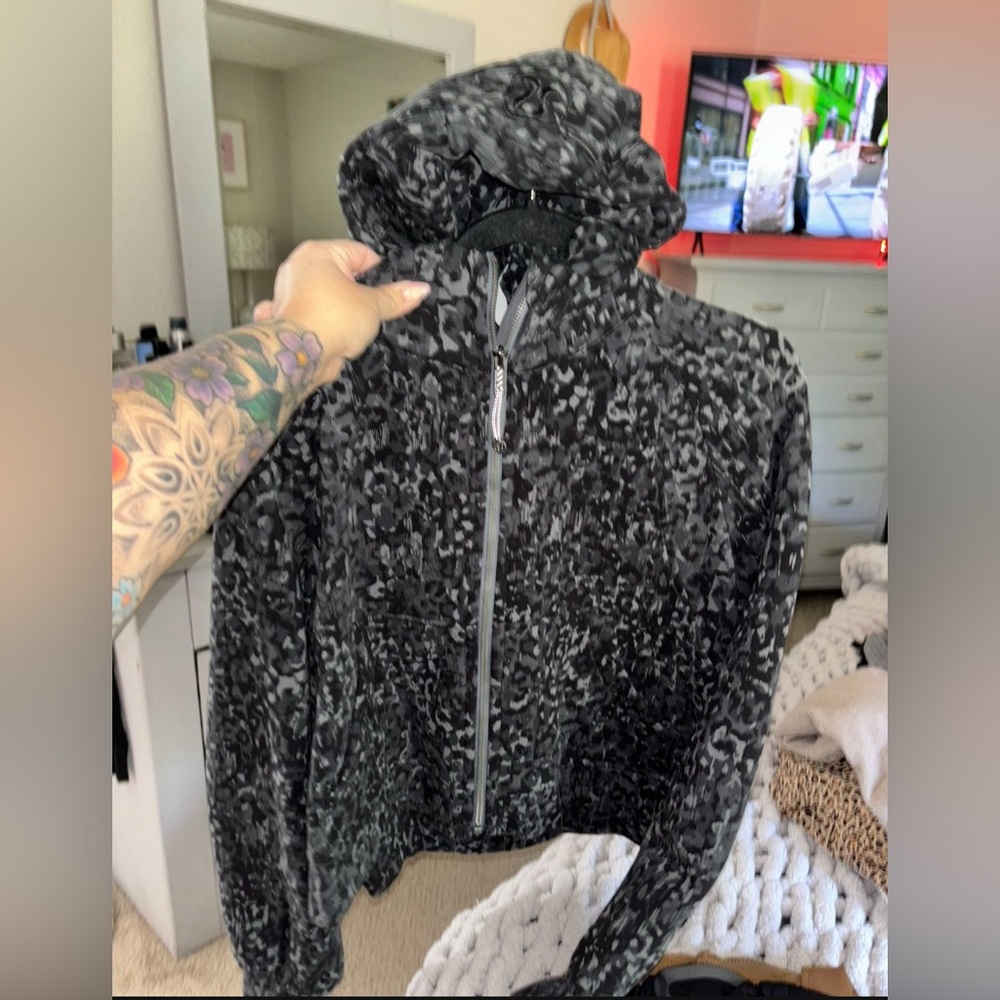 Lululemon crop hoodie. Black camo